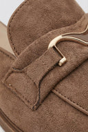 Ideal shoes - Flat Mules with Metal Detail - Tan Suede