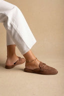 Ideal shoes - Flat Mules with Metal Detail - Tan Suede