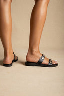 Ideal shoes - Flat Sandals Metallic Details - Black Matte