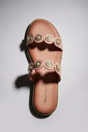 Ideal shoes - Flat Sandals Metallic Details - Nude
