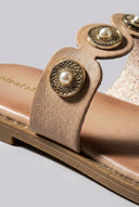 Ideal shoes - Flat Sandals Metallic Details - Nude
