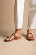 Ideal shoes - Flat Sandals Metallic Details - Tan Matte