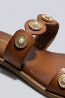 Ideal shoes - Flat Sandals Metallic Details - Tan Matte