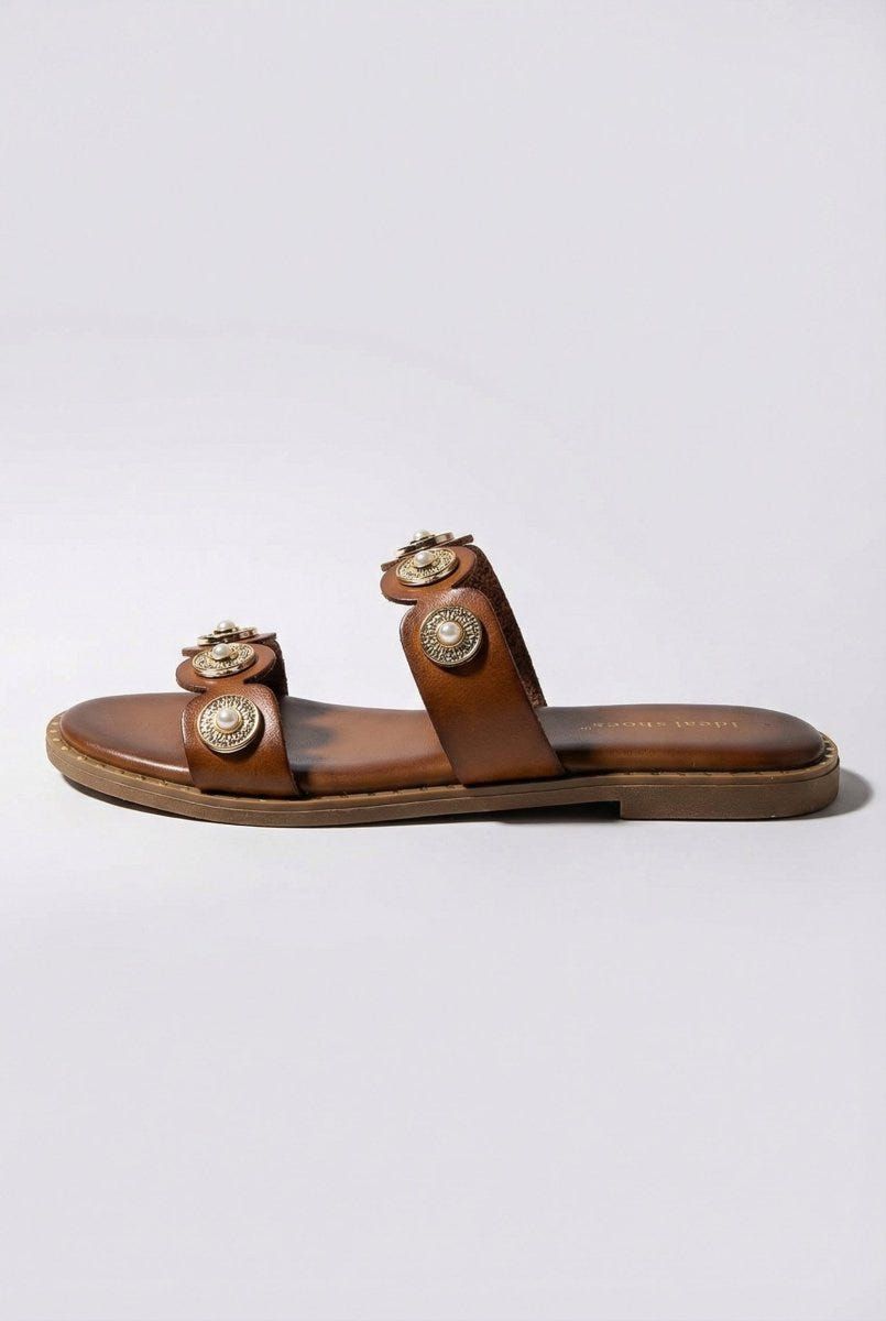 Ideal shoes - Flat Sandals Metallic Details - Tan Matte