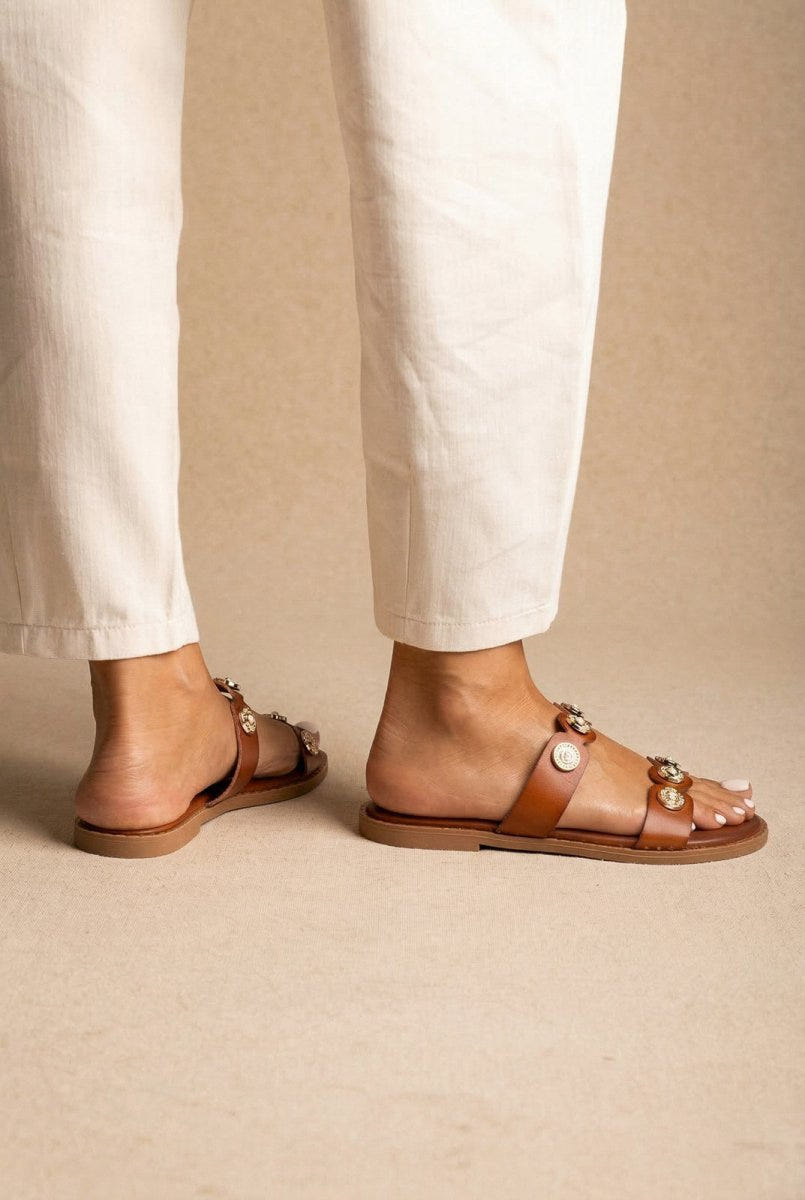 Ideal shoes - Flat Sandals Metallic Details - Tan Matte