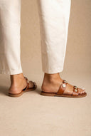 Ideal shoes - Flat Sandals Metallic Details - Tan Matte