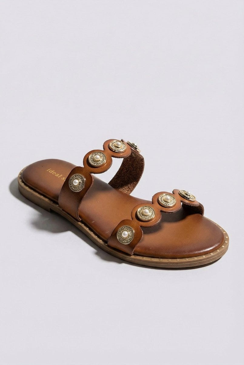 Ideal shoes - Flat Sandals Metallic Details - Tan Matte