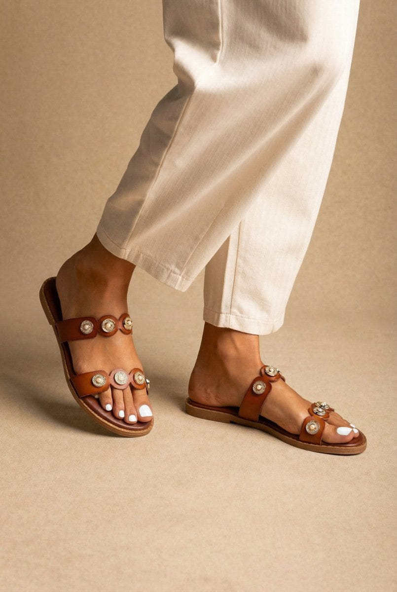 Ideal shoes - Flat Sandals Metallic Details - Tan Matte