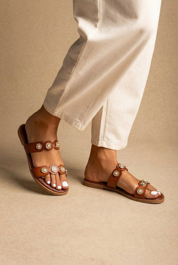 Ideal shoes - Flat Sandals Metallic Details - Tan Matte