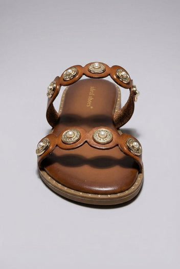 Ideal shoes - Flat Sandals Metallic Details - Tan Matte