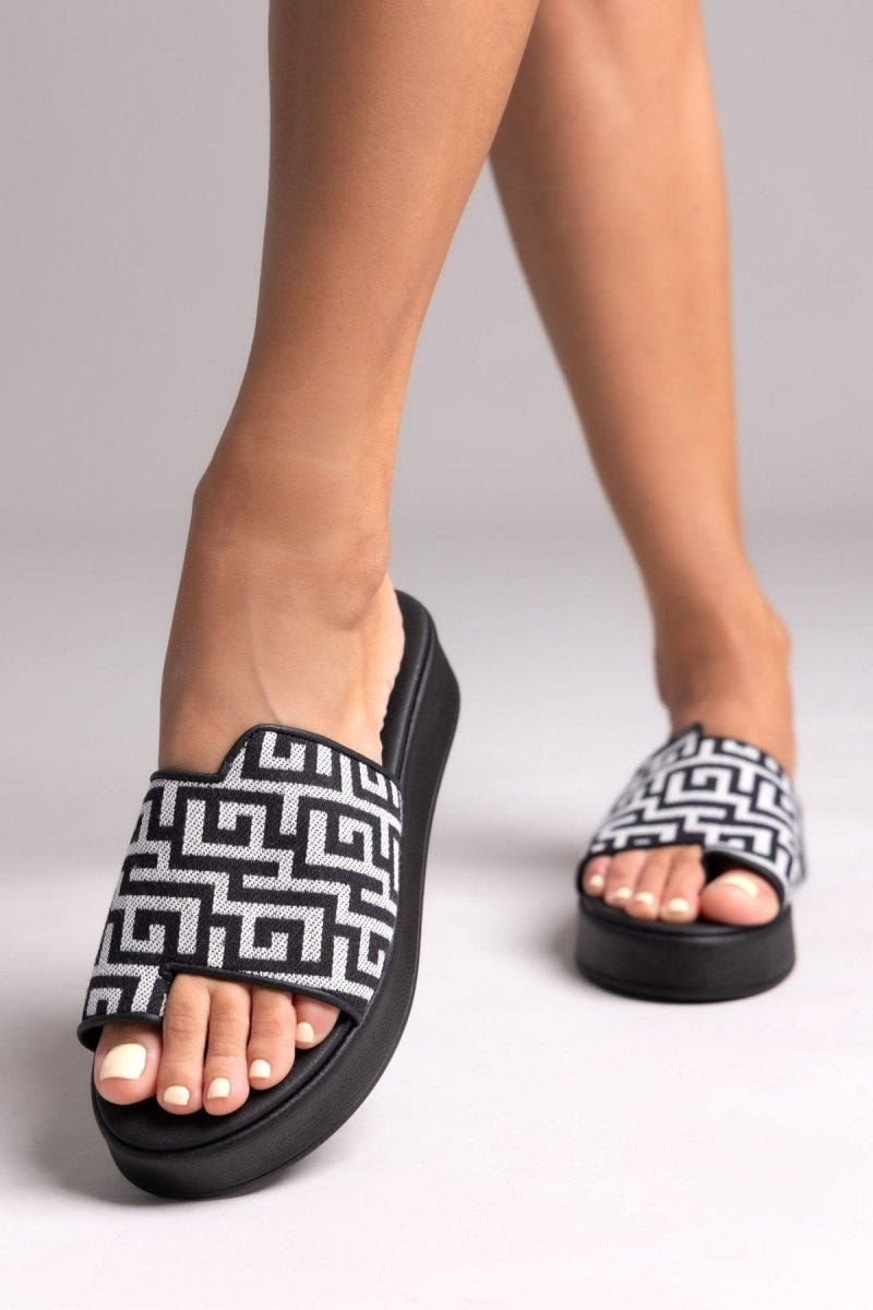Flatforms ασύμμετρα σανδάλια με print - Μαύρο - thefashionproject.gr - MIRA
