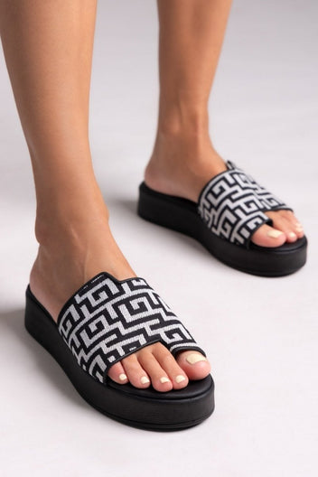 Flatforms ασύμμετρα σανδάλια με print - Μαύρο - thefashionproject.gr - MIRA