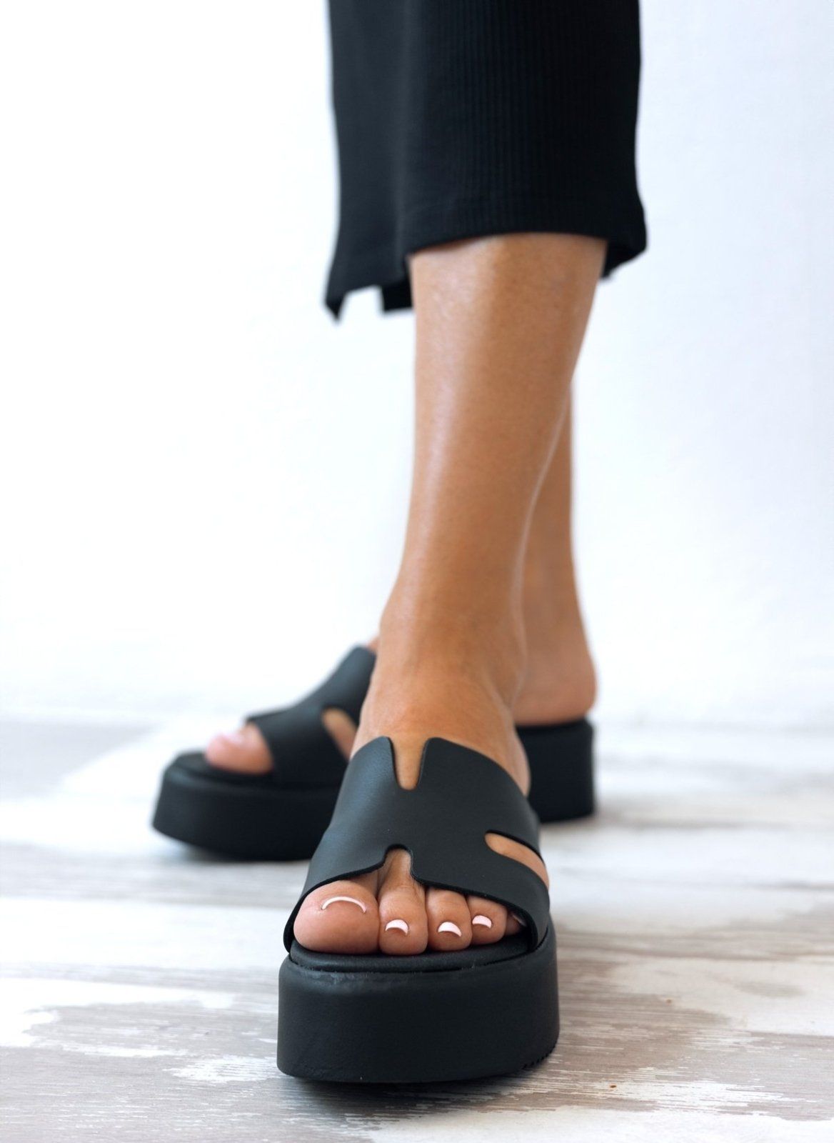Flatforms δερμάτινα σανδάλια με ανοίγματα Estil - Μαύρο - thefashionproject.gr - Estil