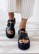 Flatforms δερμάτινα σανδάλια με φαρδιά φάσα Estil - Μαύρο - thefashionproject.gr - Estil