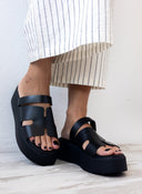 Flatforms δερμάτινα σανδάλια με φαρδιά φάσα Estil - Μαύρο - thefashionproject.gr - Estil