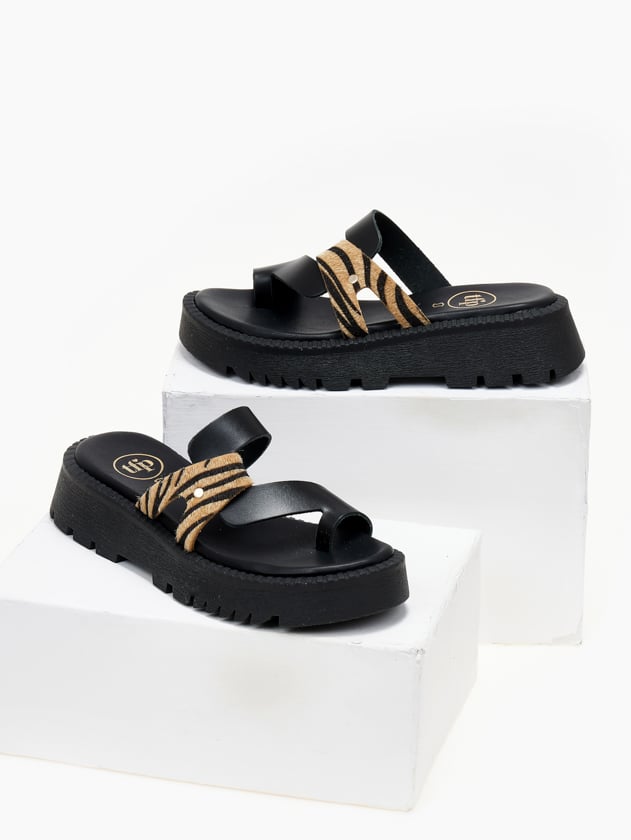 Flatforms δερμάτινα σανδάλια με λεπτομέρεια print TFP