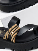 Flatforms δερμάτινα σανδάλια με λεπτομέρεια print TFP