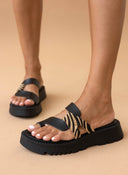 Flatforms δερμάτινα σανδάλια με λεπτομέρεια print TFP