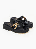 Flatforms δερμάτινα σανδάλια με λεπτομέρεια print TFP