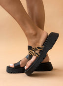 Flatforms δερμάτινα σανδάλια με λεπτομέρεια print TFP