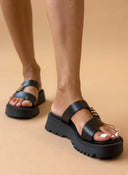 Flatforms δερμάτινα σανδάλια με λεπτομέρεια print TFP