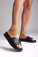 Flatforms δερμάτινα σανδάλια με περαστή φάσα Estil - Μαύρο - thefashionproject.gr - Estil
