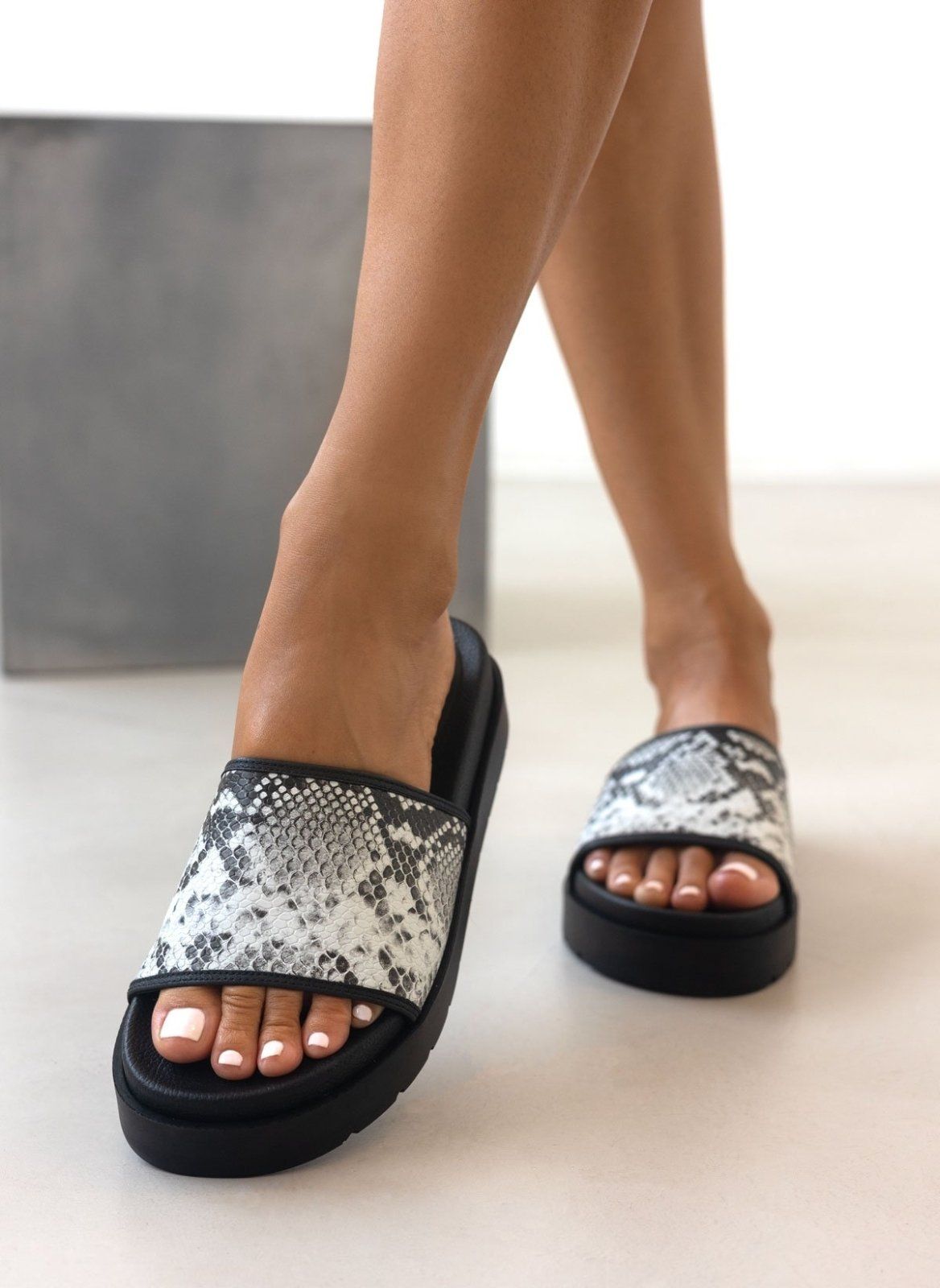 Flatforms σανδάλια με print - Λευκό/Μαύρο - thefashionproject.gr - CARAD