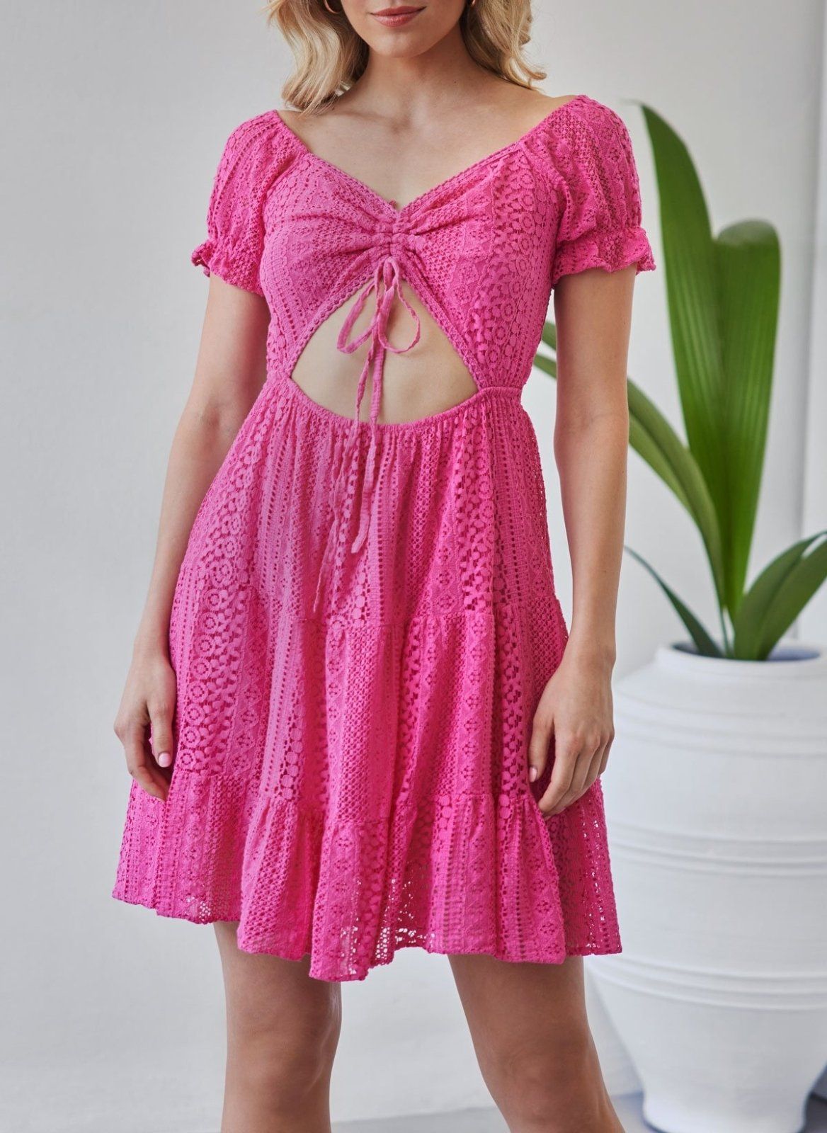Φόρεμα με δαντέλα και cut out - Φούξια - thefashionproject.gr - The Fashion Project