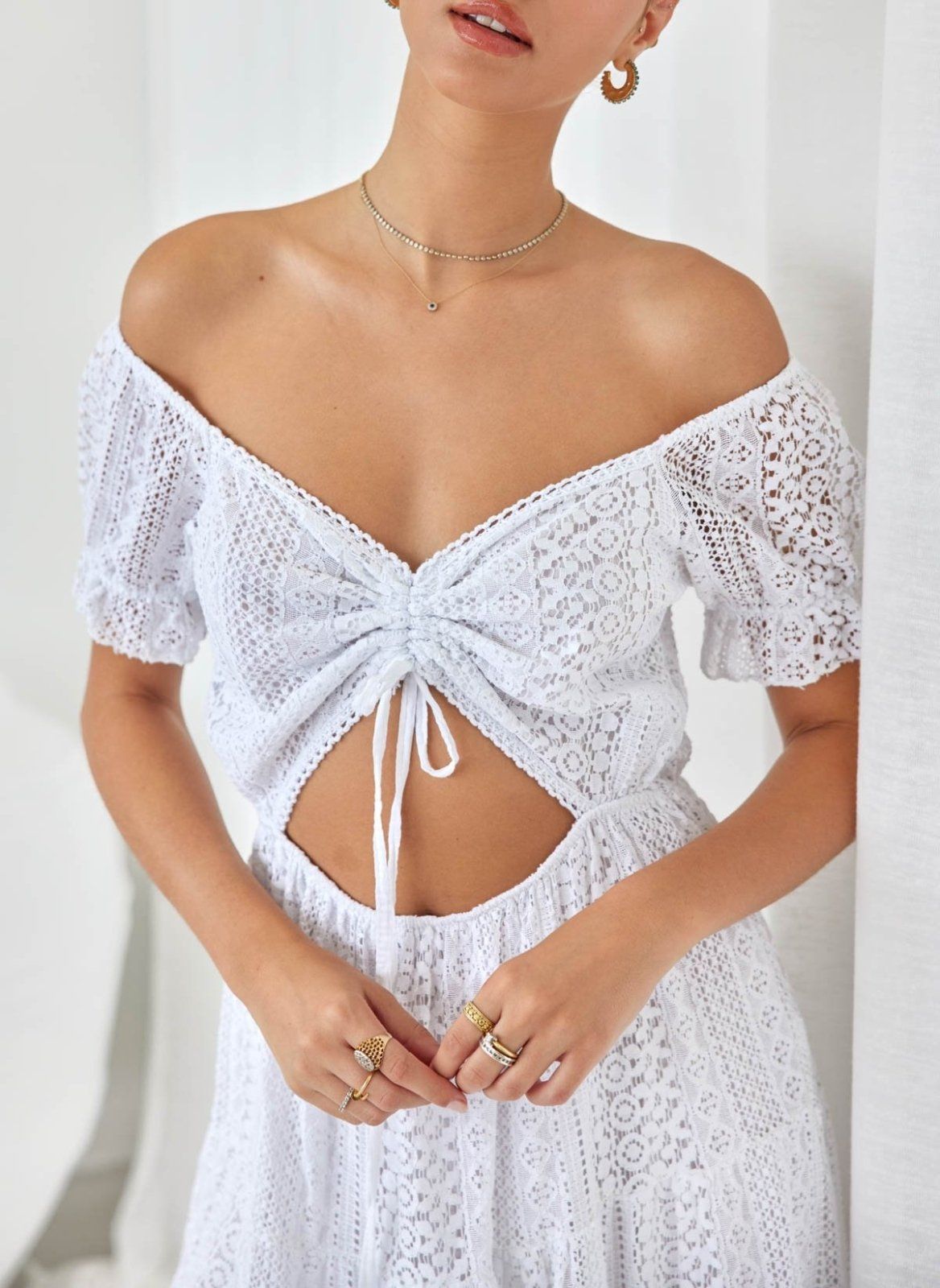Φόρεμα με δαντέλα και cut out - Λευκό - thefashionproject.gr - The Fashion Project