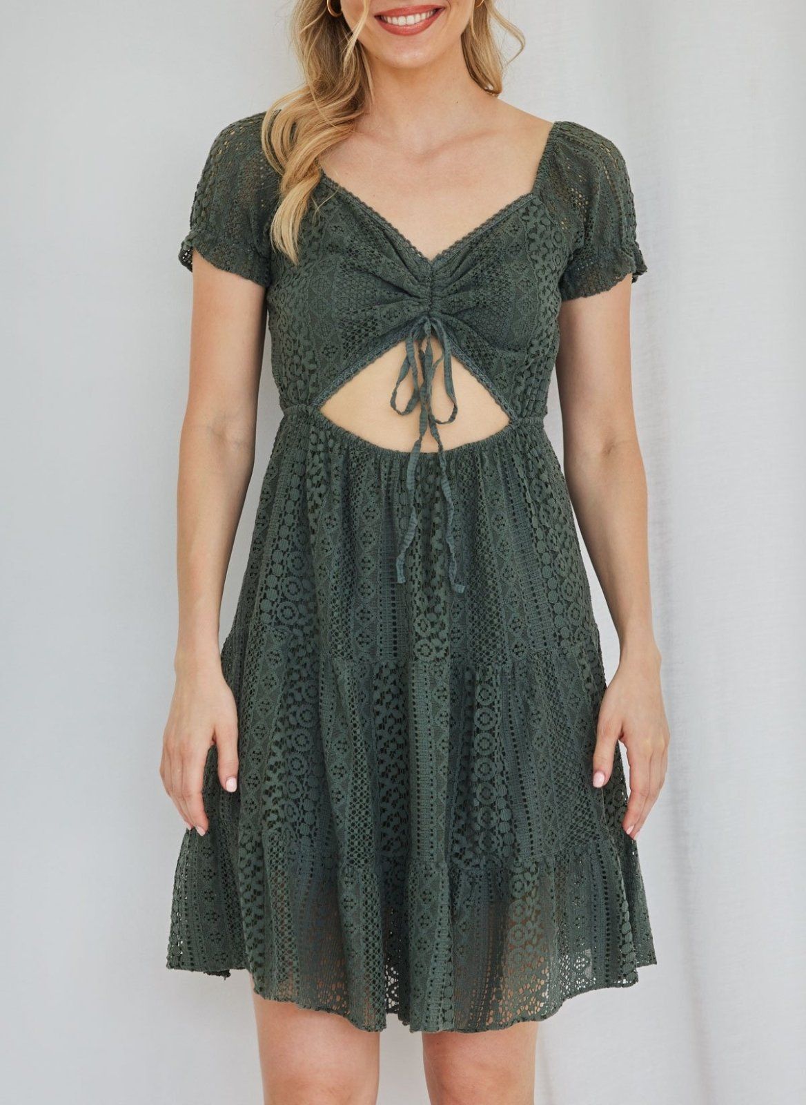 Φόρεμα με δαντέλα και cut out - Χακί - thefashionproject.gr - The Fashion Project