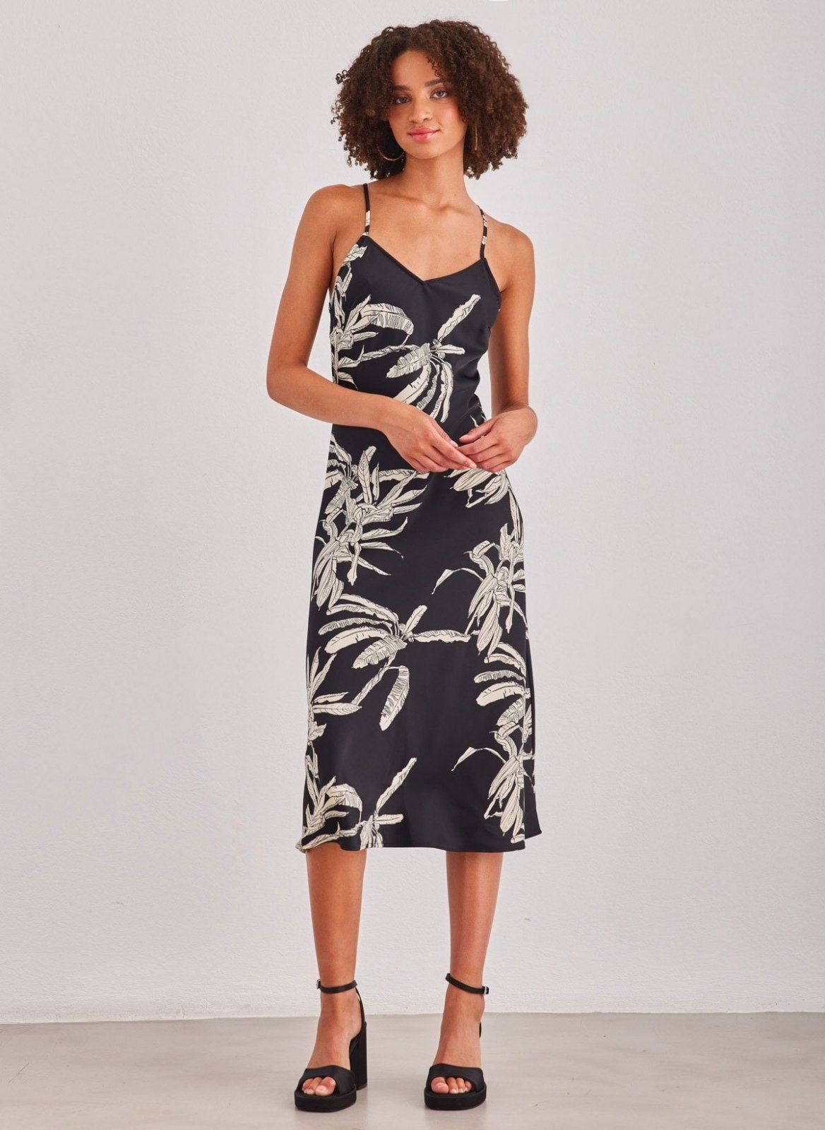 Φόρεμα σατέν με print Aware 10307622 - Μαύρο - thefashionproject.gr - AWARE by VERO MODA
