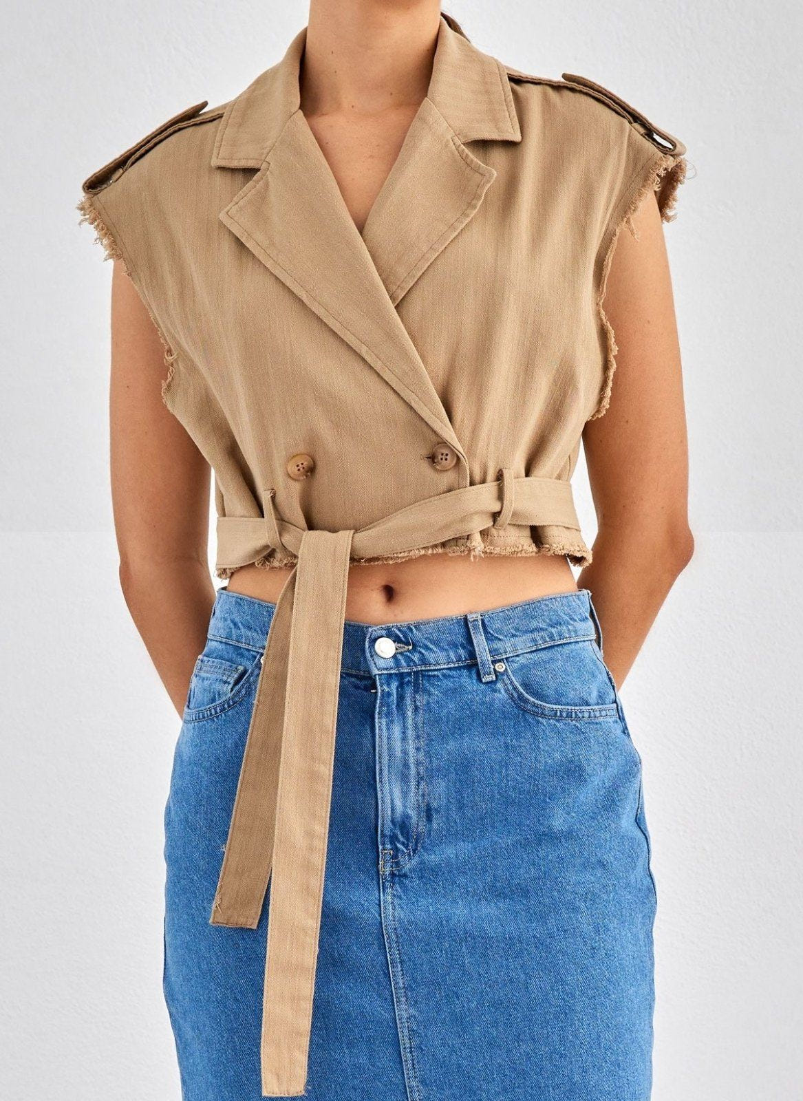 Γιλέκο κοντό με ζωνάκι - Τάουπε - thefashionproject.gr - BISOU