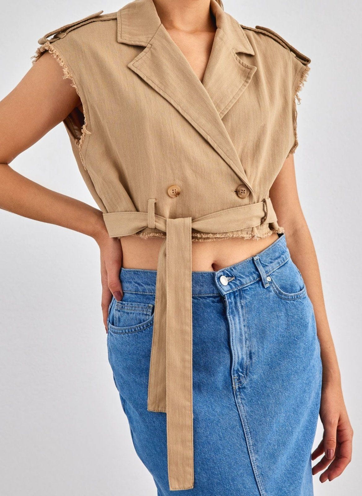 Γιλέκο κοντό με ζωνάκι - Τάουπε - thefashionproject.gr - BISOU