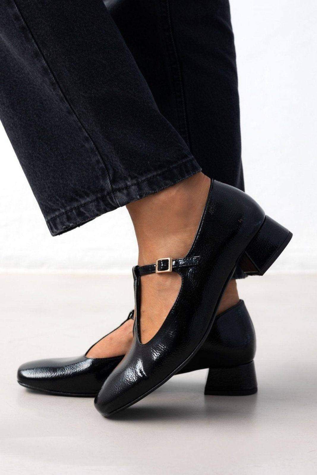Γοβάκια λουστρίνι με μπαρέτα - Μαύρο - thefashionproject.gr - TFP