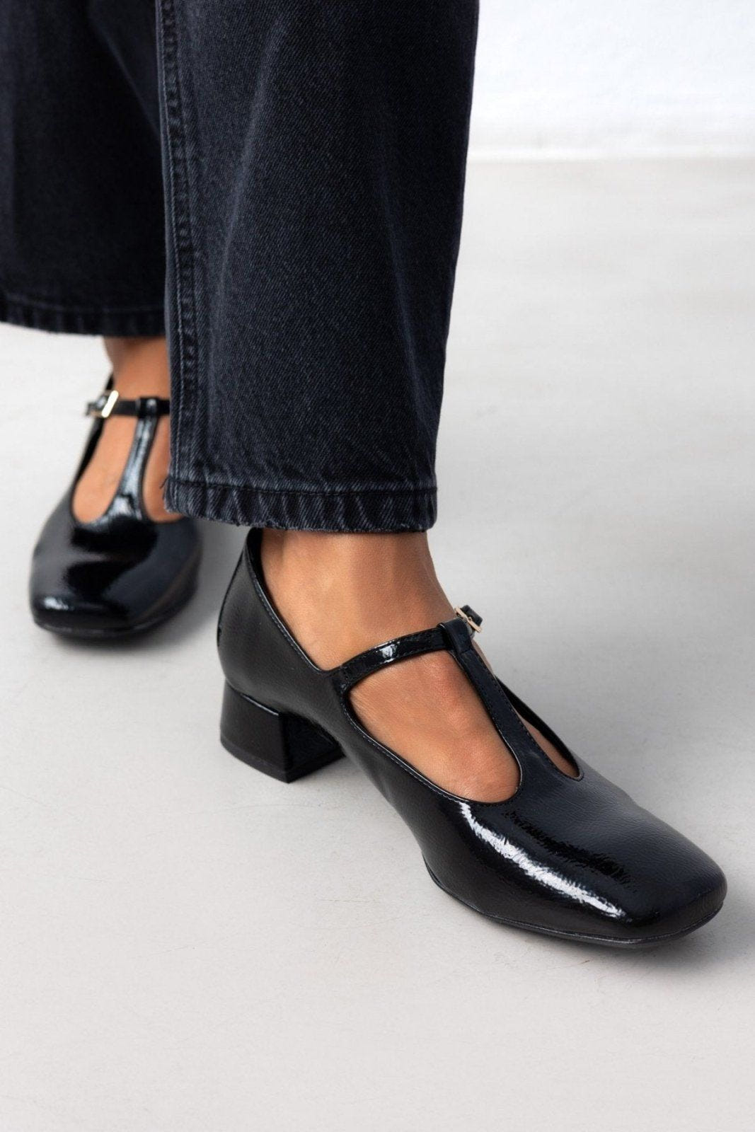Γοβάκια λουστρίνι με μπαρέτα - Μαύρο - thefashionproject.gr - TFP