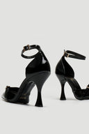 Γόβες λουστρίνι με μπαρέτα TFP - Μαύρο - thefashionproject.gr - TFP