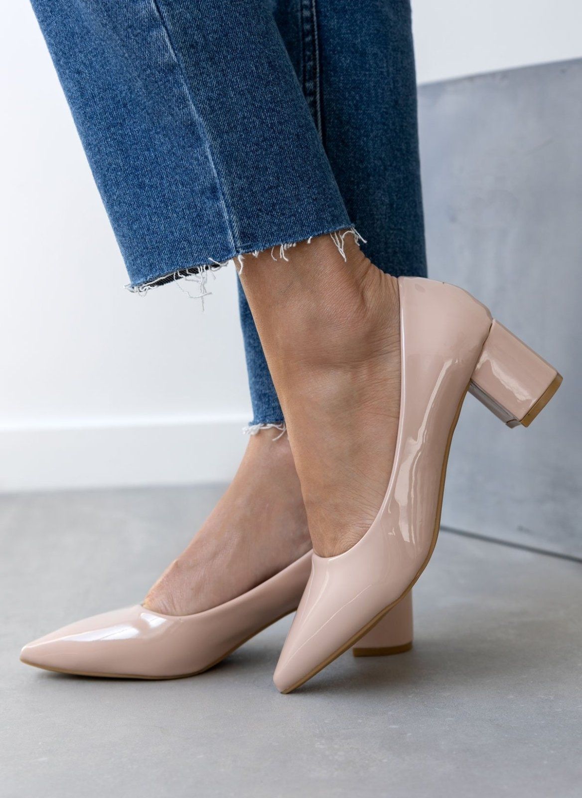 Γόβες λουστρίνι μυτερές - Μπεζ - thefashionproject.gr - GIVANA