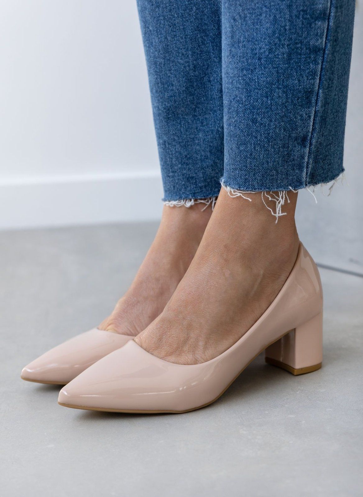 Γόβες λουστρίνι μυτερές - Μπεζ - thefashionproject.gr - GIVANA