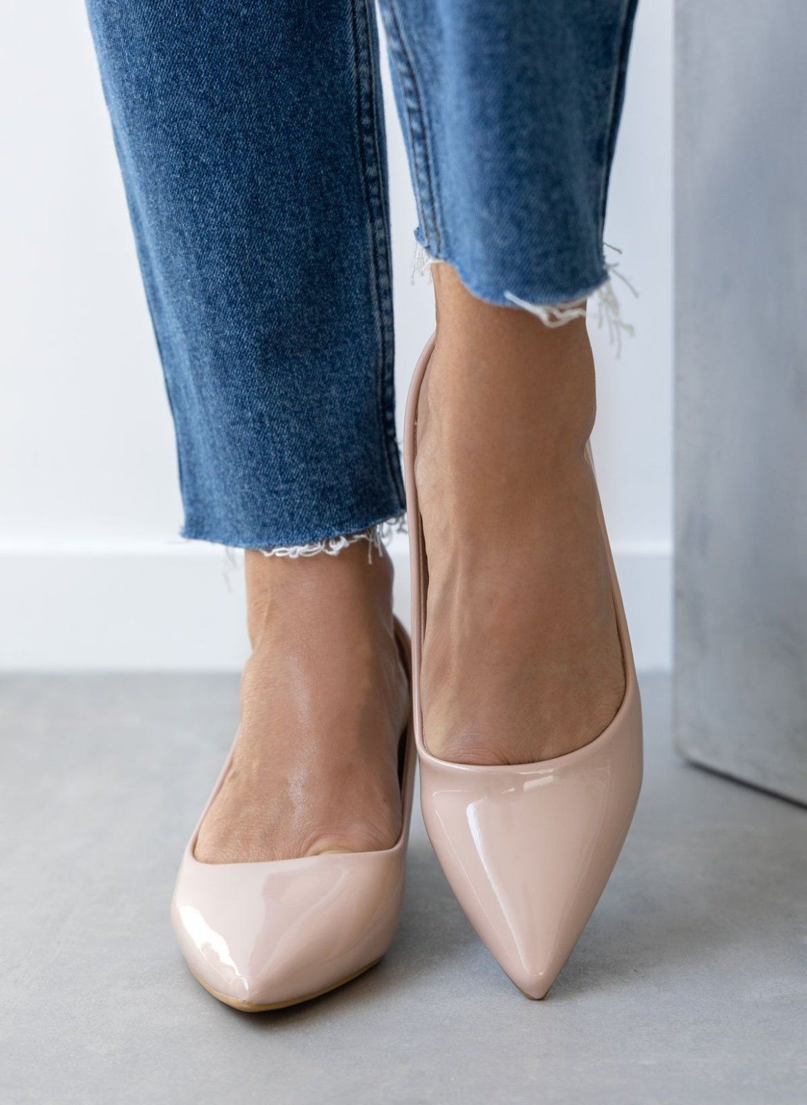 Γόβες λουστρίνι μυτερές - Μπεζ - thefashionproject.gr - GIVANA