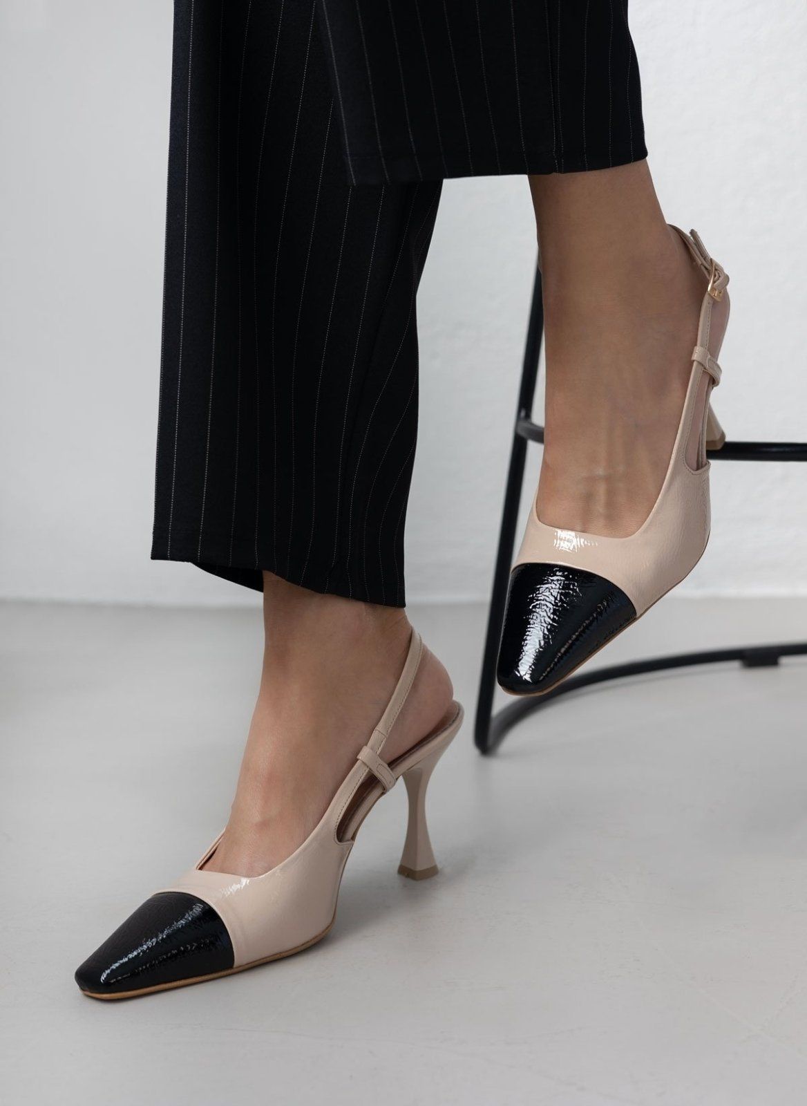 Γόβες λουστρίνι μυτερές TFP - Nude - thefashionproject.gr - TFP