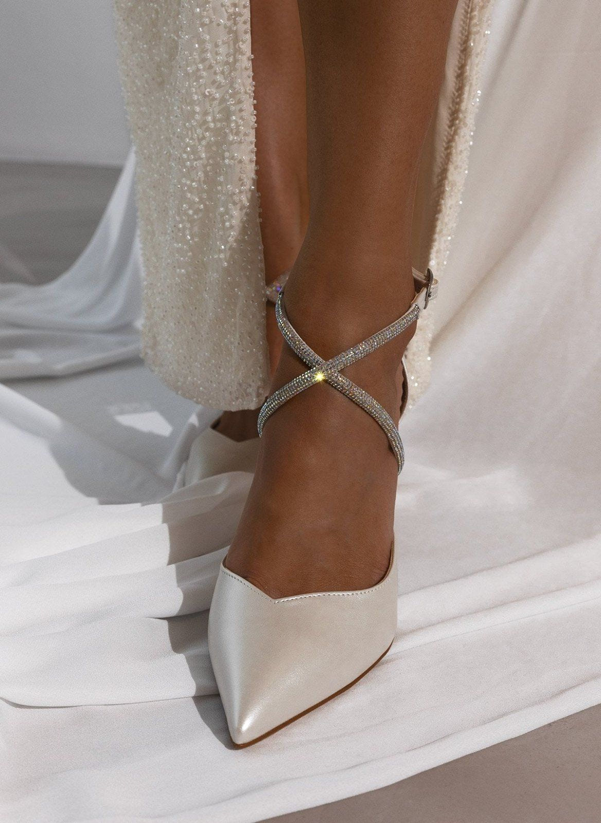 Γόβες με crossover λουράκια TFP - Λευκό - thefashionproject.gr - TFP
