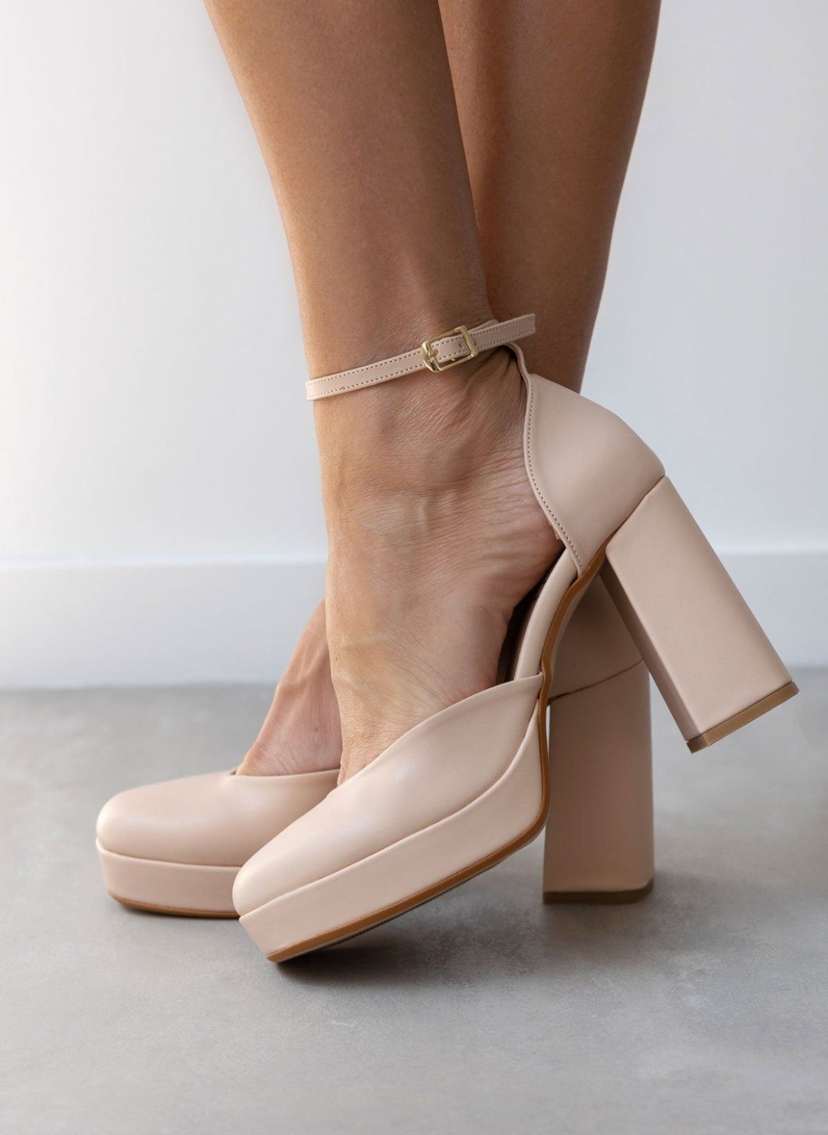Γόβες με μπαρέτα και φιάπα TFP - Nude - thefashionproject.gr - TFP