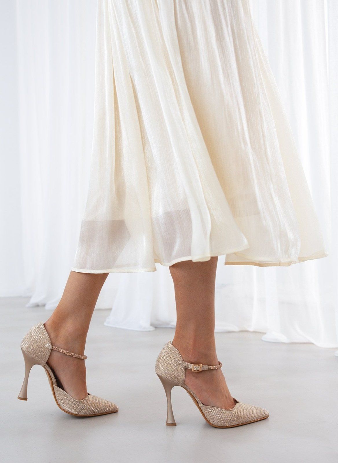 Γόβες μυτερές με στρας μπαρέτα TFP - Nude - thefashionproject.gr - TFP