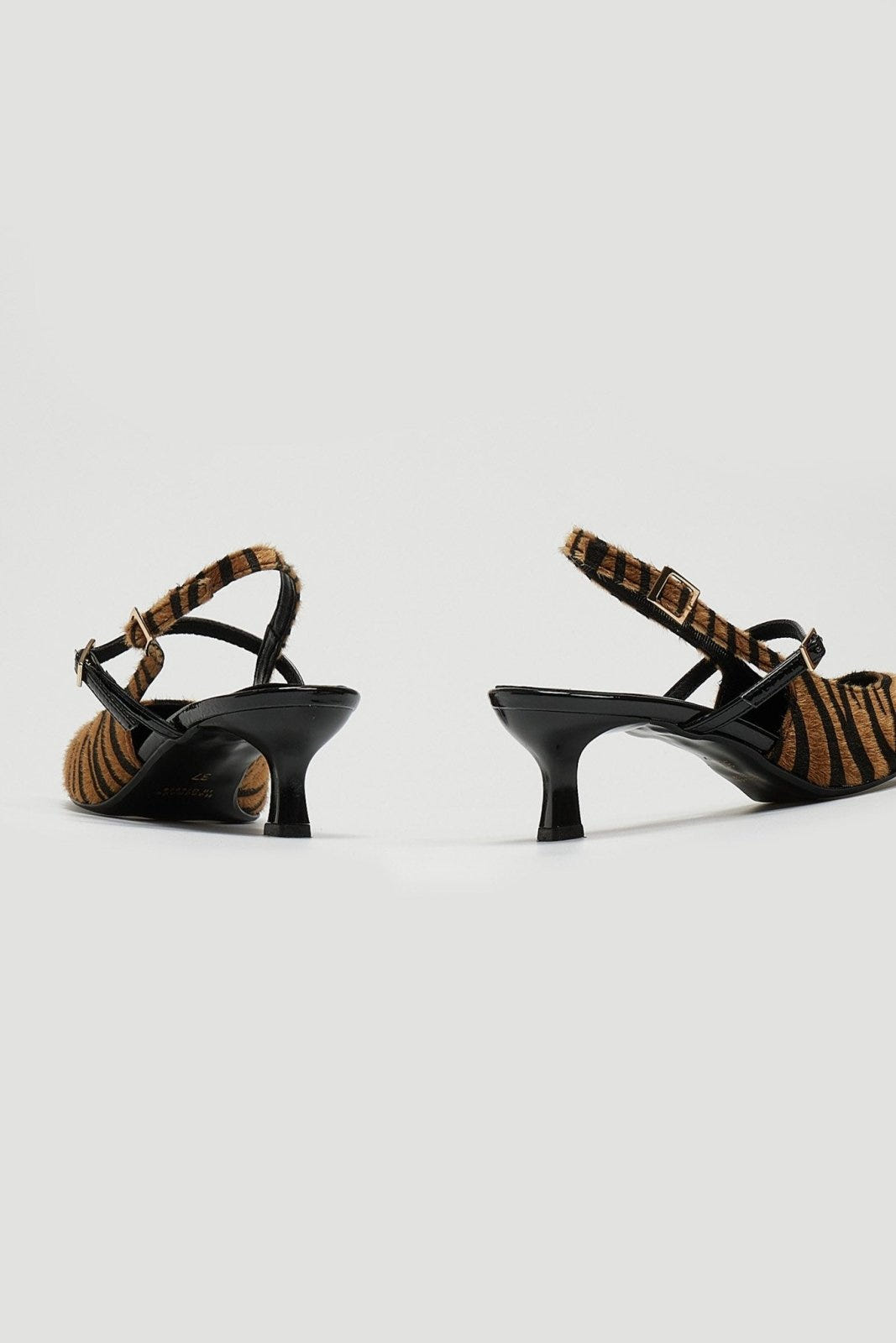 Γόβες μυτερές slingback από συνθετικό ponyskin TFP - Μαύρο/Μπεζ - thefashionproject.gr - TFP