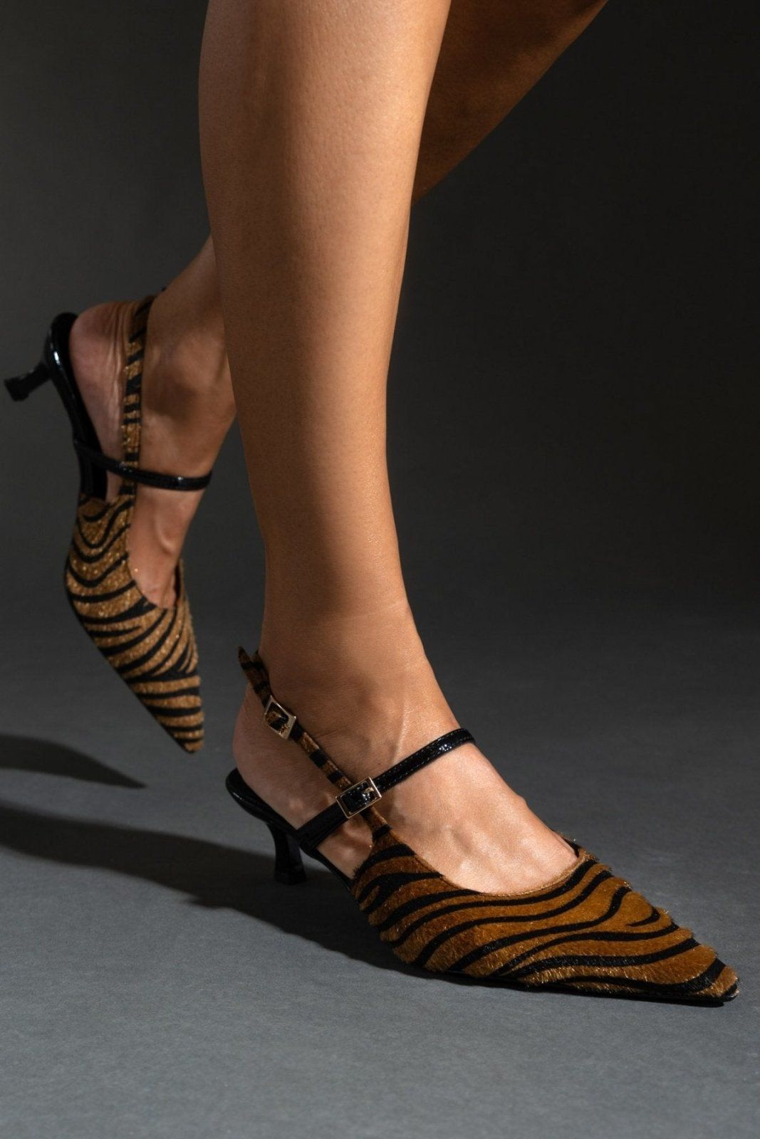 Γόβες μυτερές slingback από συνθετικό ponyskin TFP - Μαύρο/Μπεζ - thefashionproject.gr - TFP