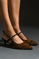 Γόβες μυτερές slingback από συνθετικό ponyskin TFP - Μαύρο/Μπεζ - thefashionproject.gr - TFP