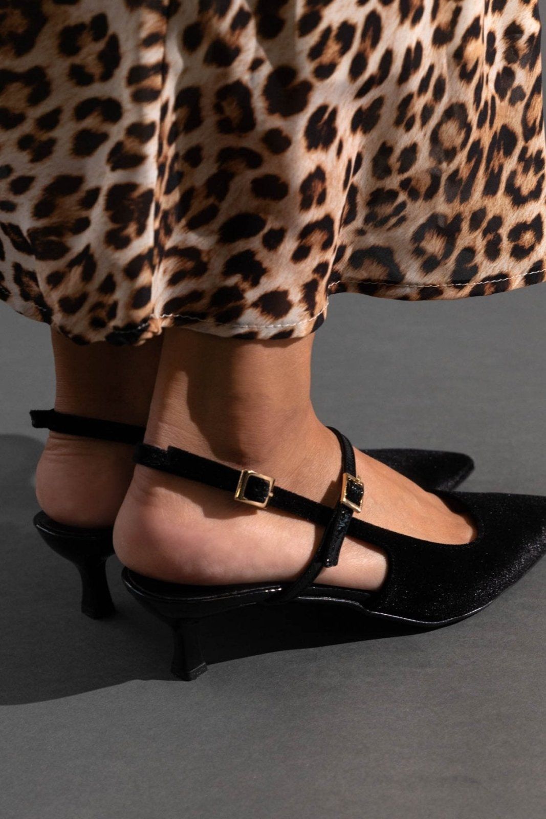 Γόβες μυτερές slingback από ύφασμα velvet TFP - Μαύρο - thefashionproject.gr - TFP