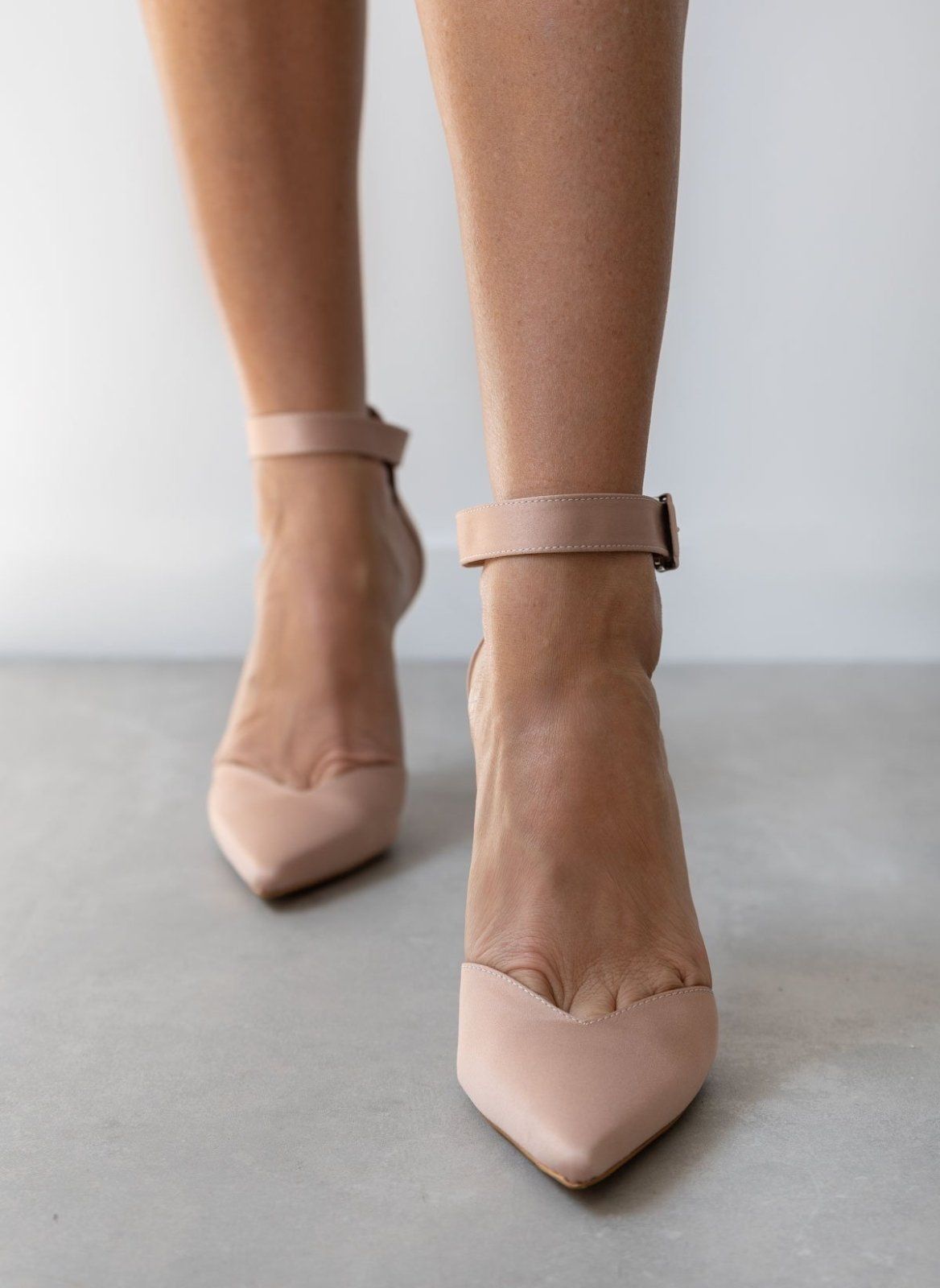 Γόβες σατέν μυτερές με μπαρέτα TFP - Nude - thefashionproject.gr - TFP