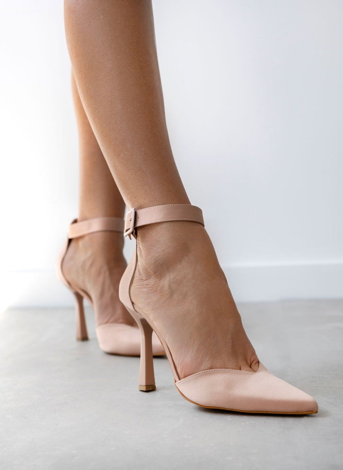 Γόβες σατέν μυτερές με μπαρέτα TFP - Nude - thefashionproject.gr - TFP