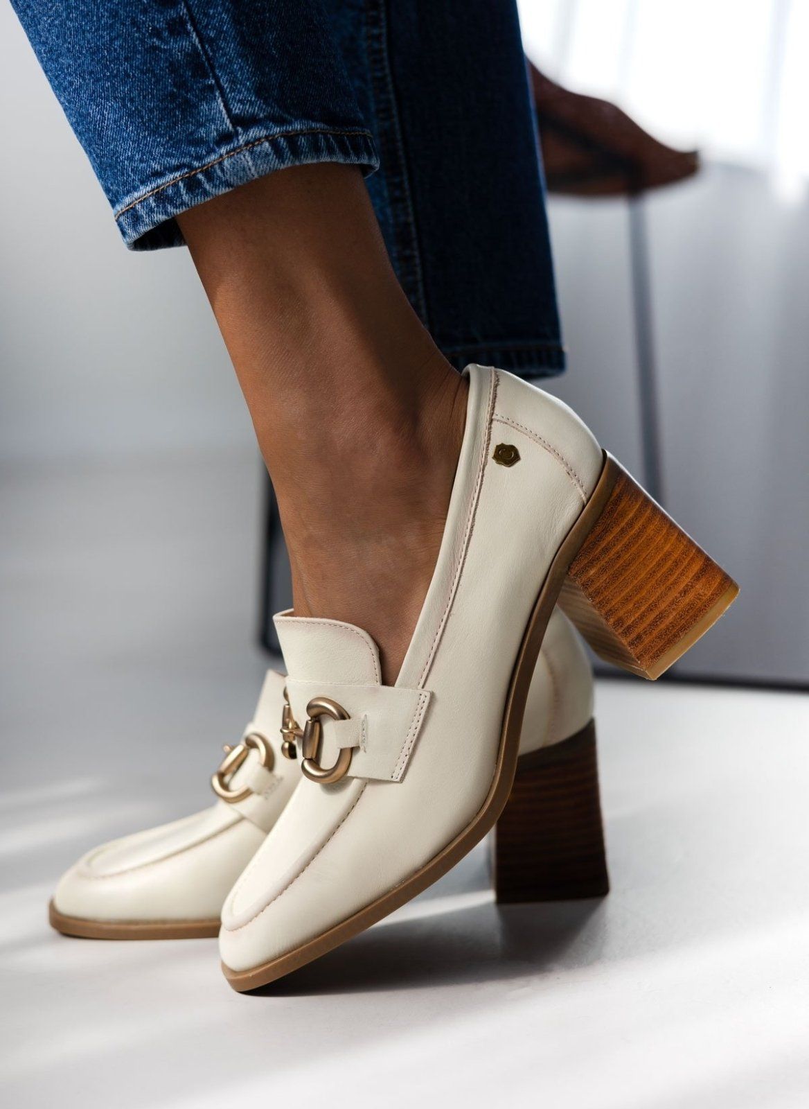 Loafers δερμάτινα με τακούνι Carmela 161127 - Πάγου - thefashionproject.gr - CARMELA